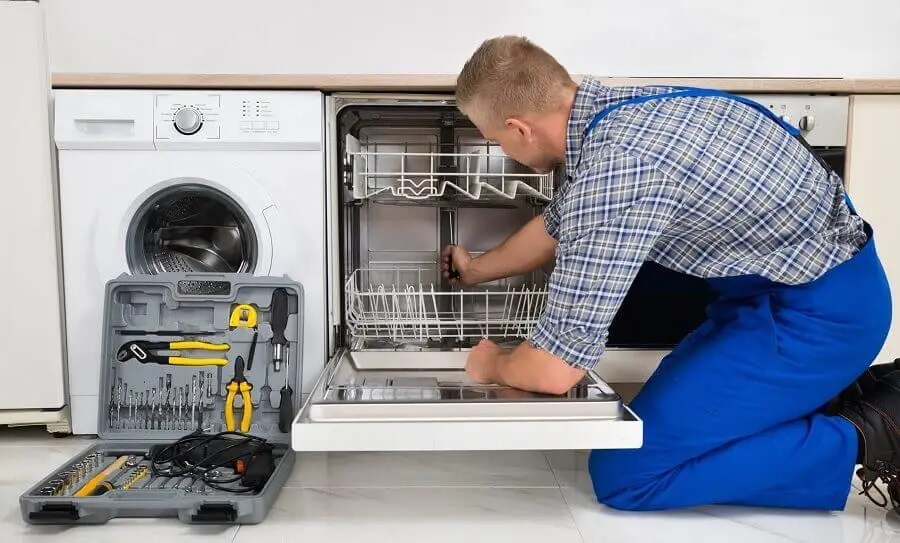 Hendek Whirlpool servisi teknisyen ekibi beyaz eşya tamiri yaparken